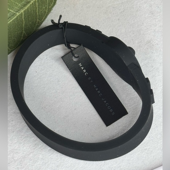 Marc By Marc Jacobs Black Turnlock Rubber Stretch Bracelet - Picture 2 of 4